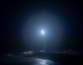 MRBM TARGET: An advanced medium range ballistic missile target is launched from the Pacific Missile Range Facility, Kauai, Hawaii, as part of the U.S. 导弹防御局的飞行测试宙斯盾武器系统-32 (FTM-32), held on March 28, 2024年与美国合作举办.S. Navy. (courtesy photo/released)